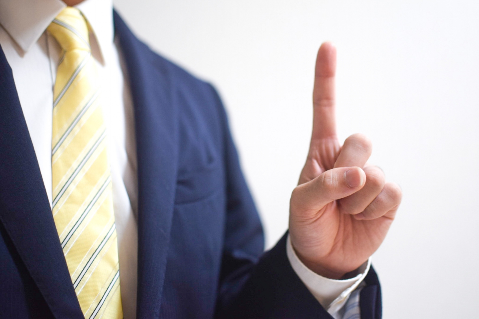 指を立てている人